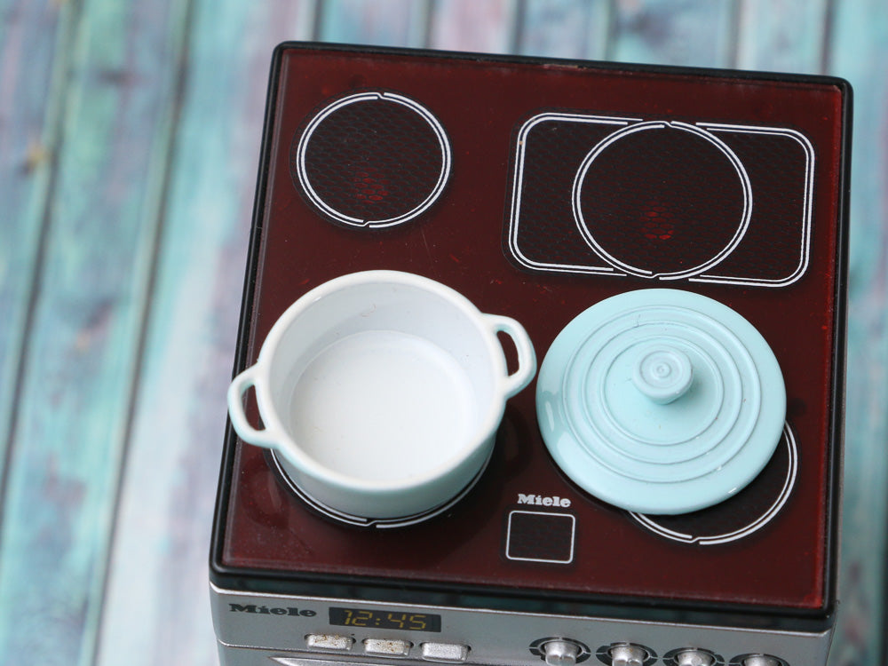 Dollhouse Miniature Cooking Pan / Casserole Dish / Oven Dish in Light –  Paris Miniatures