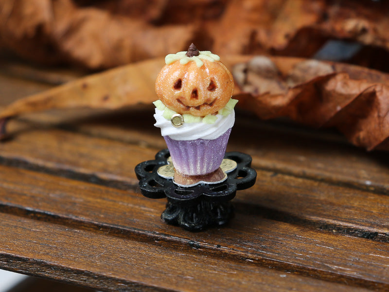 Autumn Showstopper Cupcake with Jack O'Lantern Pumpkin - Miniature Food