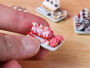 Red Velvet Christmas Swiss Roll (Gateau Roulé) - Santa Cookies -  Miniature Food
