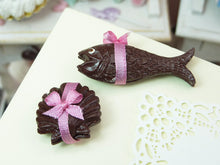 Load image into Gallery viewer, French Easter Chocolates Fish, Scallop Shell (Coquille St Jacques, Poisson) - Pink Ribbon