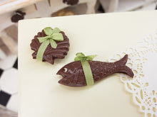 Load image into Gallery viewer, French Easter Chocolates Fish, Scallop Shell (Coquille St Jacques, Poisson) - Green Ribbon