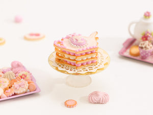 Teapot-shaped Sablé Cookie with Pink & White Cameo Decoration - Miniature Food
