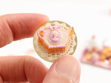 Load image into Gallery viewer, Teapot-shaped Sablé Cookie with Pink &amp; White Cameo Decoration - Miniature Food
