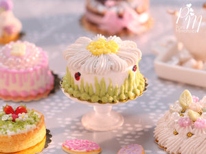 Daisy Cake with Ladybirds - Miniature Food